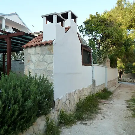 Selleng Apartment Vis